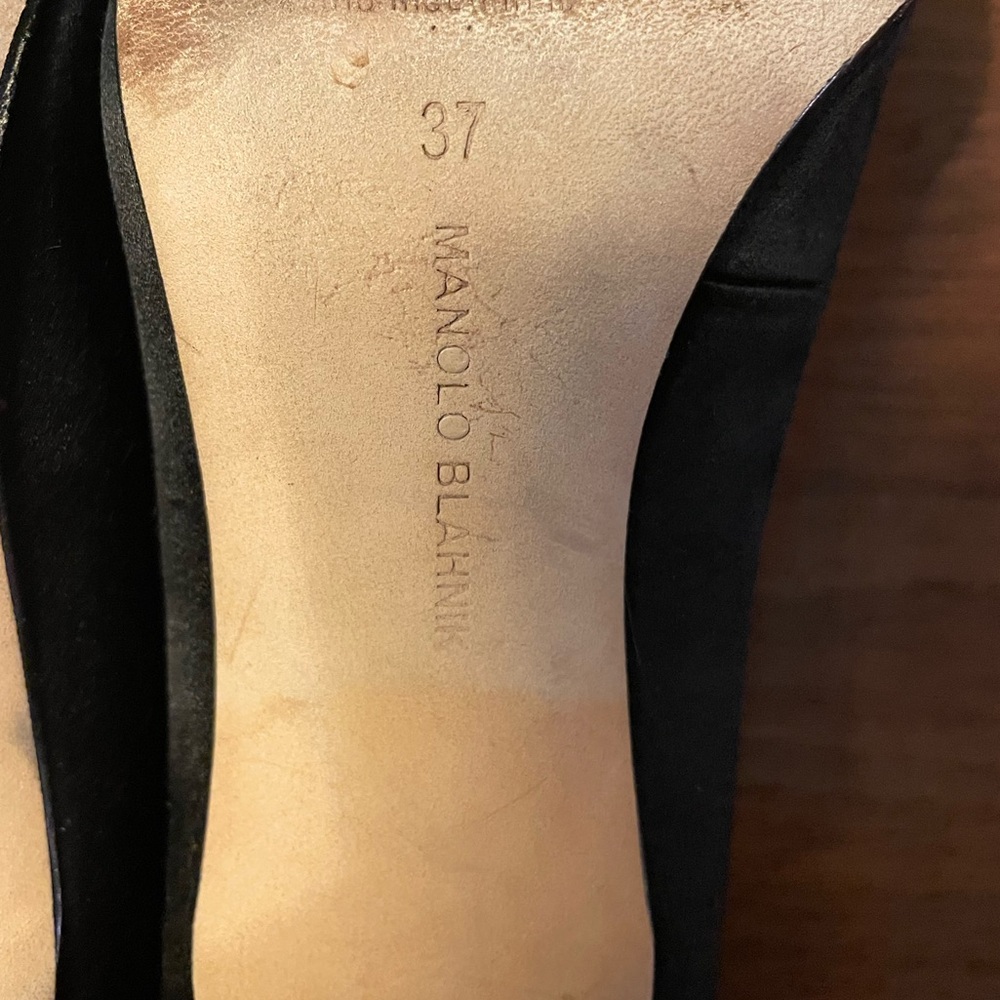 MANOLO BLAHNIK BLACK SATIN SEMI-ROUND TOE HEEL PUMP - Picture 8 of 11